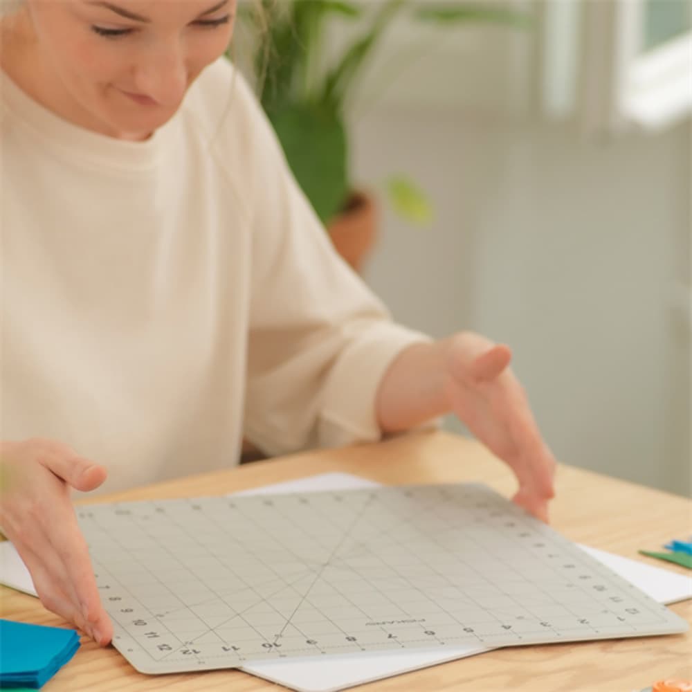 Fiskars Rotating Cutting Mat - 14" x 14" image # 93617