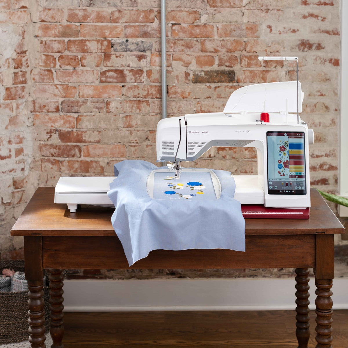 Ruby Warm Machine Husqvarna Viking Designer Ruby 90 Sewing & Embroidery Machine