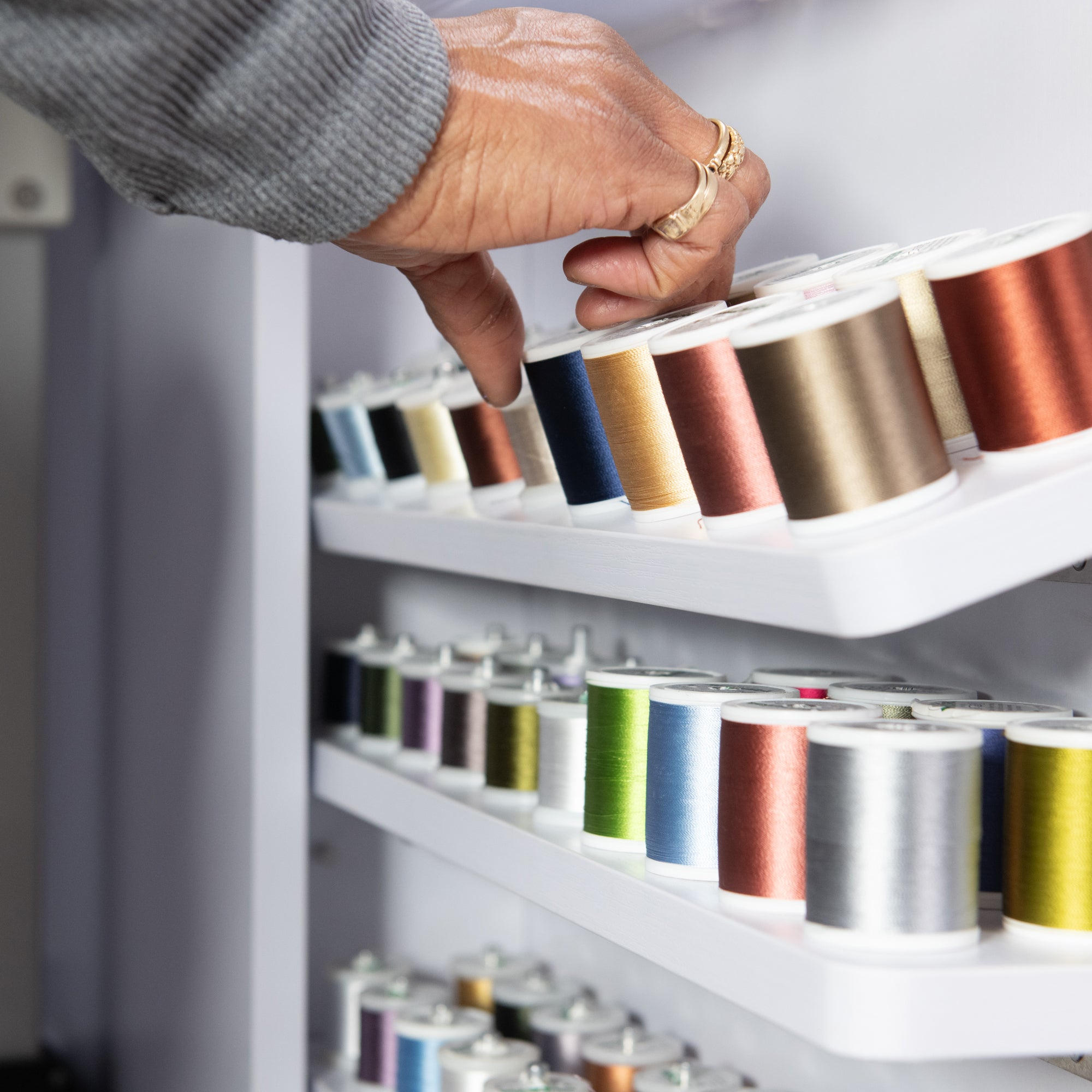Kooba Ave　引き取り限定美品] GIANTRoam　Lサイズ Koala All-In-One Embroidery Studio (2 Colors Available)